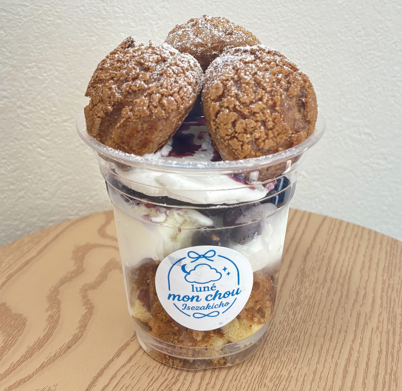 シューを飾ったいちご味のシューパフェ